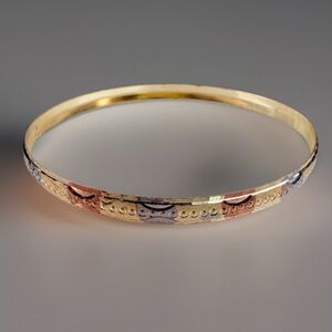 Gorgeous, lightweight goldtone, bangle bracelet